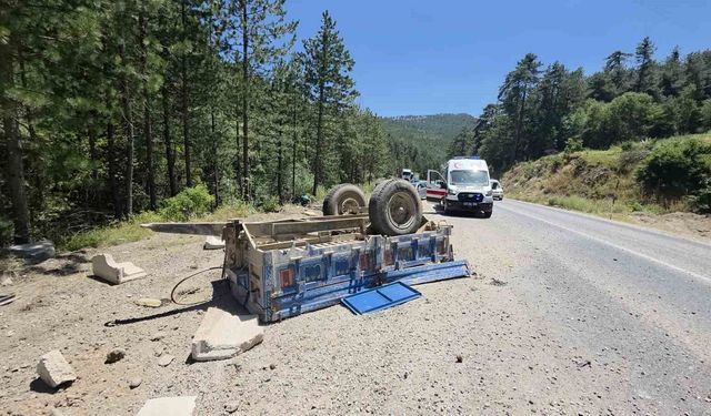 Beton parçaları yüklü traktör vadiye yuvarlandı, sürücüsü yaralandı