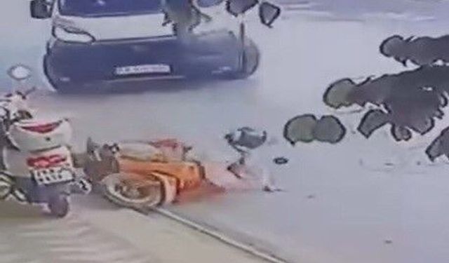 Dönüş yapan minibüs motosiklete böyle çarptı