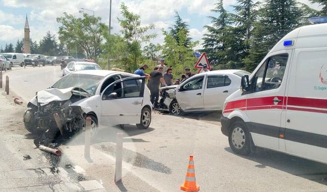 Kafa kafaya çarpışan araçlar hurdaya döndü