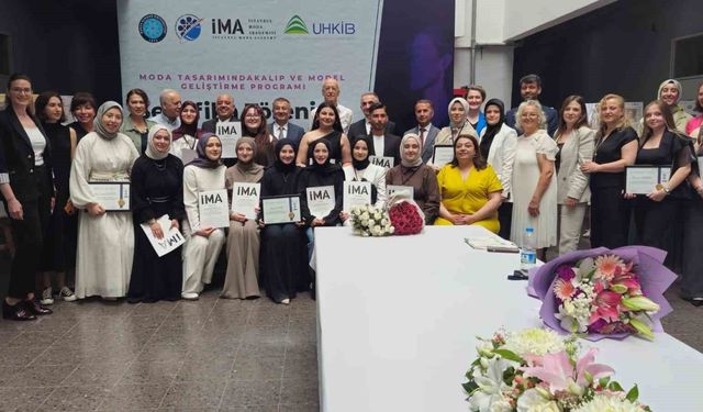 Geleceğin moda tasarımcıları Bursa'da sertifikalarını aldı