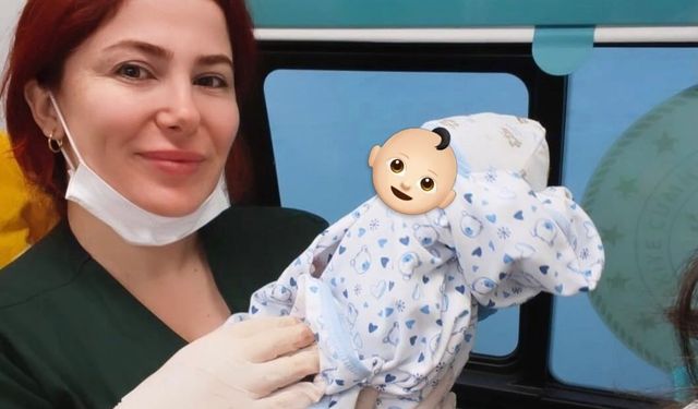 Hastaneye sevk edilen hamile kadın ambulansta doğum yaptı