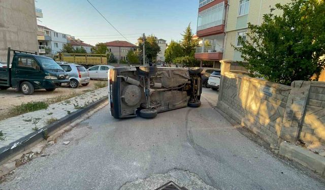 Kaldırıma çarpan otomobil yan yattı