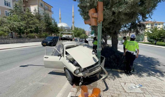 Otomobil trafik lambasına çarptı: 1 yaralı