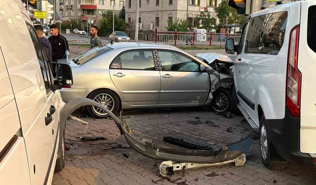 Otomobil park halindeki 2 araca çarptı