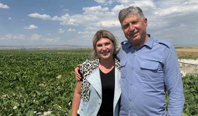 'Kız çocuğu yapamaz' diyenlere inat tarlada babasının sağ kolu oldu