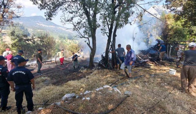 Odunlukta başlayan yangın boş evin bahçesine sıçradı
