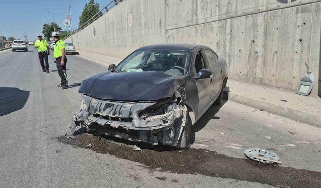 Lastiği patlayan otomobil kaza yaptı: 1 yaralı
