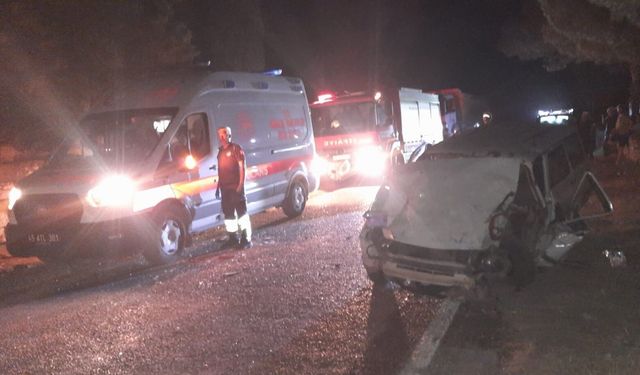 Otomobil ile traktör çarpıştı: 2'si ağır 4 yaralı