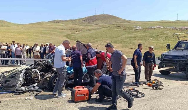 Kamyonla otomobil çarpıştı: 2 ölü, 1 yaralı