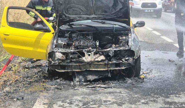 Otomobil alev alev yandı: 5 kişi son anda kurtuldu