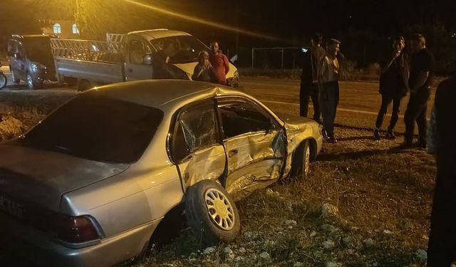 Otomobil ile kamyonet çarpıştı: 2 yaralı