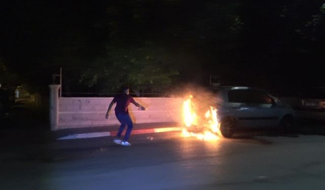 Park halindeki araç alev alev yandı, vatandaşlar su şişesi ile söndürmeye çalıştı