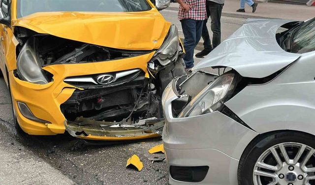 Hafif ticari araç ile ticari taksi kafa kafaya çarpıştı