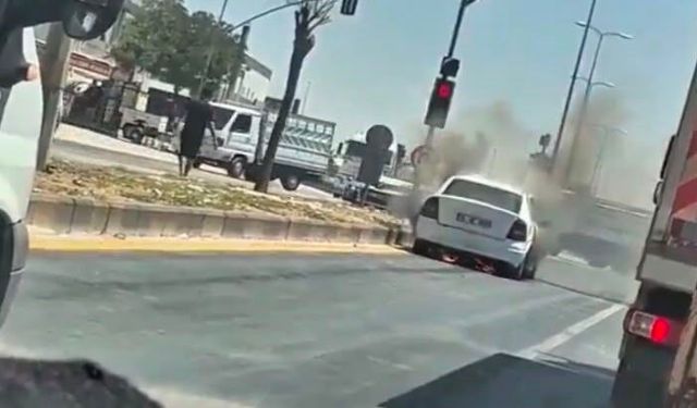 Seyir halindeki otomobil alev aldı