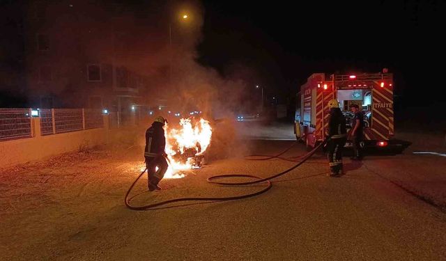 Seyir halindeki otomobil alev topuna döndü