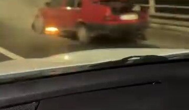Tofaş marka otomobil köprünün üzerinde alev aldı