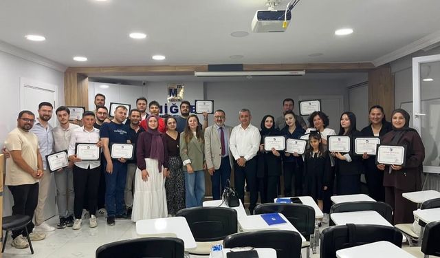 Muhasebe kursiyerleri sertifikalarını aldı