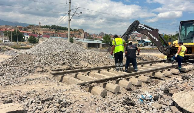 Niğde'de demir yolunda bakım ve yenileme çalışmaları sürüyor