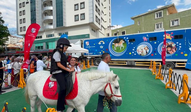 Niğde'de çocuklar atlarla buluştu