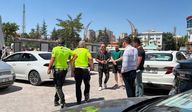 Niğde'de park alanında maddi hasarlı kaza