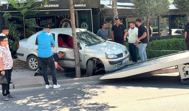 Niğde'de kontrolden çıkan otomobil kaldırıma çıkıp dükkâna girdi