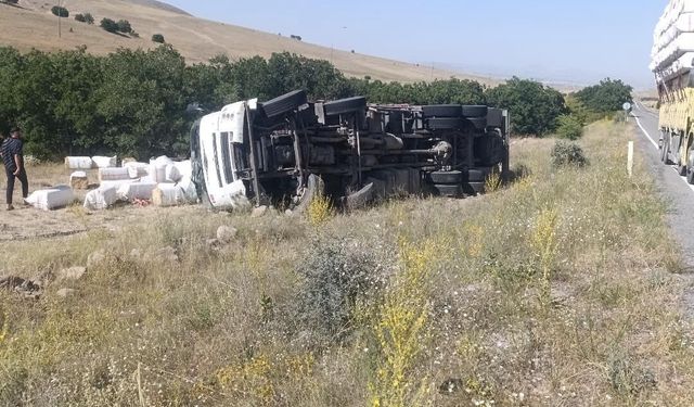 Niğde-Çiftlik yolunda kamyon devrildi: 1 yaralı