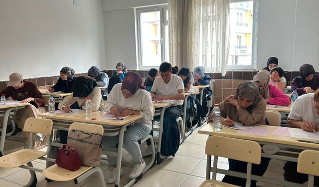 Niğde'de KPSS deneme sınavları sürüyor