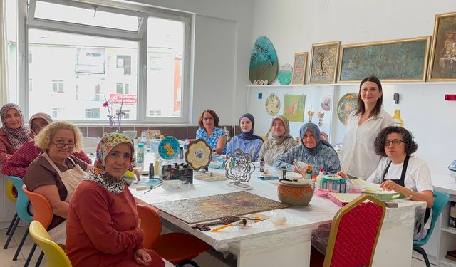 Niğde’de ahşabı boyarken hayatlarını da renklendiriyorlar