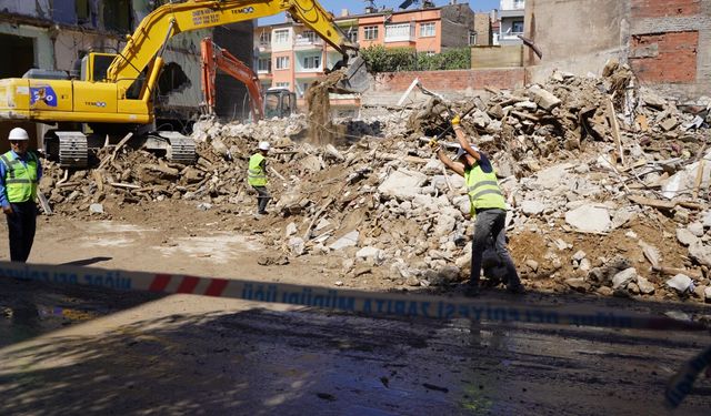 Niğde'de riskli binanın kontrollü yıkımı sona erdi