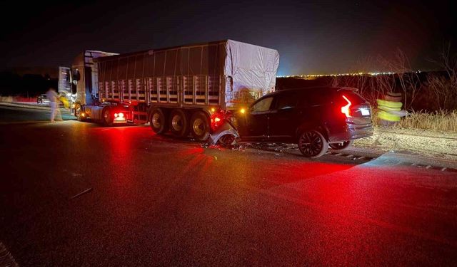 Otomobil tıra çarptı: 3 yaralı