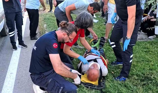 Sürücüsü rahatsızlanan servis minibüsü refüje çıktı: 6 yaralı