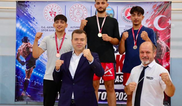 Niğde'de Kick Boks turnuvasında sporcular ödüllerini aldı