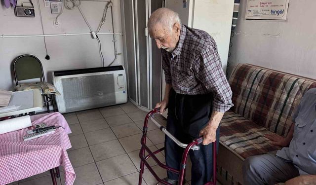 93 yaşında iş yerinde yaşıyor