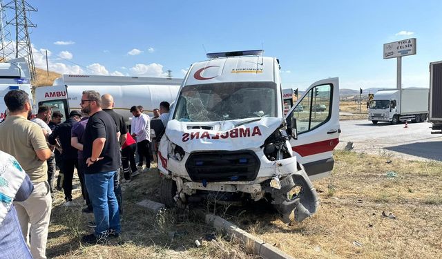 Ambulans ile cip çarpıştı: 5 yaralı