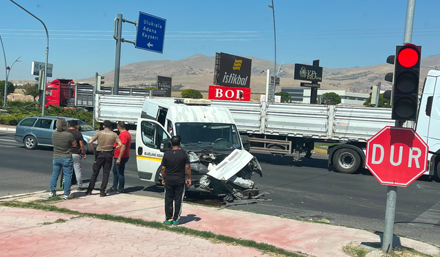 Bor TOKİ Kavşağı’nda Tır ile minibüs çarpıştı