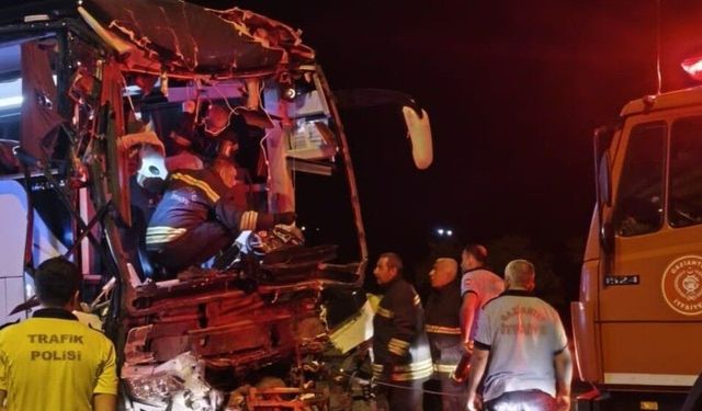Gaziantep'te yolcu otobüsü tırla çarpıştı: 2 ölü, 22 yaralı
