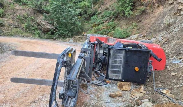Gazipaşa'da devrilen forkliftin altında kalan sürücü yaralandı
