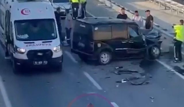 Niğde’de hafif ticari araç ile iş makinesi çarpıştı