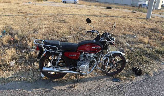 Otomobille motosiklet çarpıştı: 1 yaralı