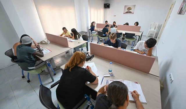 Gençler sınavlara okuma salonunda hazırlanıyor