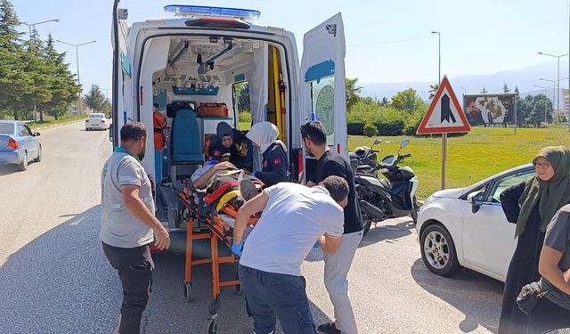 Otomobile çarpan motosiklet sürücüsü ağır yaralandı