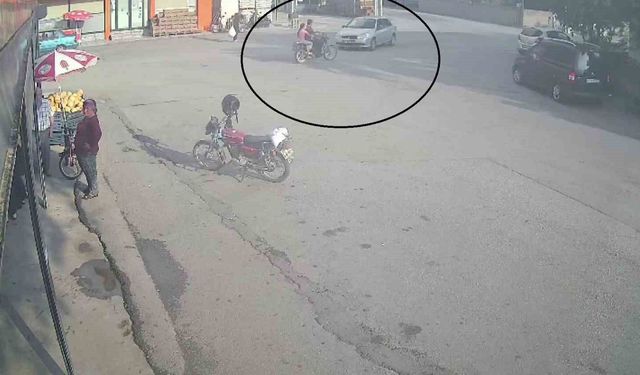 Otomobille çarpışan motosikletteki 2 kişi yaralandı