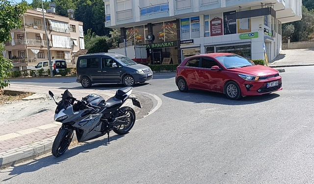 Sokağa dönmek isteyen otomobile motosiklet çarptı: 1 yaralı