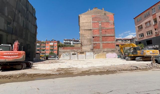 Niğde'de hasarlı binanın enkazı kaldırıldı, cadde trafiğe açıldı