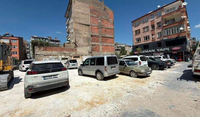 Niğde'de yıkılan binanın yeri otoparka dönüştü