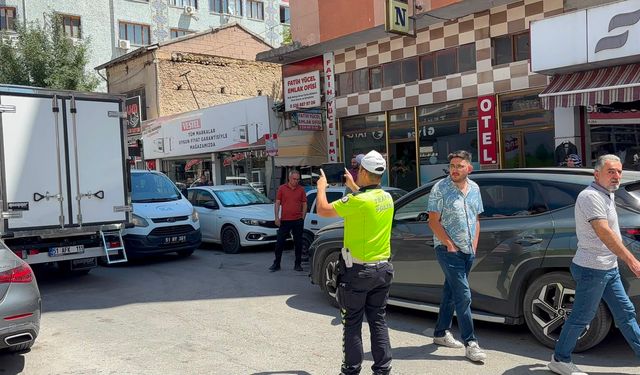 Niğde’de açılan kamyonet kapağı otomobile çarptı