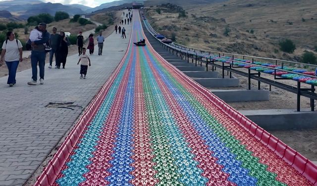 Kısa sürede rekor kıran renkli kaydırak artık geç saatlere kadar açık