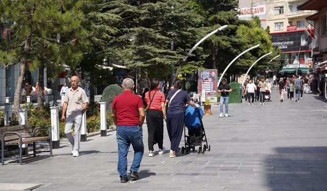 Niğde’de güneşli pazar, çarşıyı hareketlendirdi