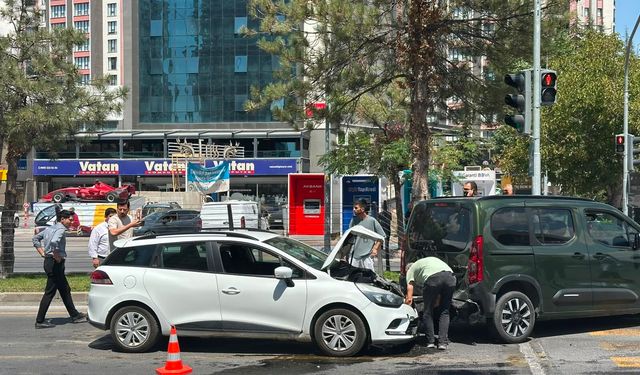 Avm önünde 2 araç çarpıştı