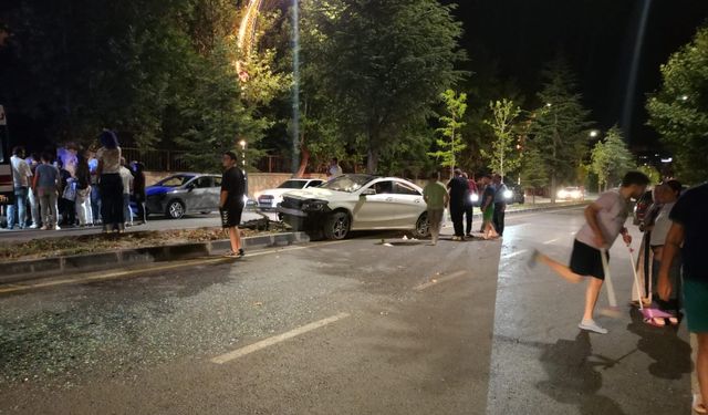 Niğde’de otomobil refüjdeki ağaçlara çarptı: 2 yaralı
